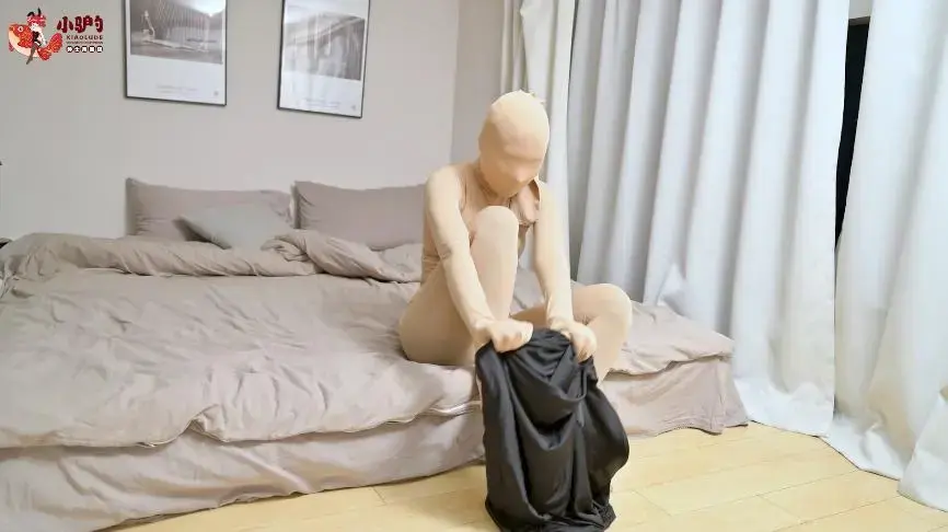 【红鲤鱼定拍】肉色裤袜Zentai女自缚后被绑 红鲤鱼定拍的作品，穿着肉色裤袜制成的Zentai的女M用黑色睡袋进行自缚挣扎，后被红色丝带捆住。红鲤鱼一如既往的超高画质。