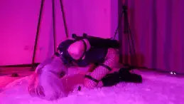 JIOJIO彩色死库水 M腿拘束 震动放置 红绳吊缚 【JioJio】JioJio被换上彩色死库水 穿上性感网袜和黑色漆皮高跟靴 光线下的死库水闪闪发光 戴上项圈 前面被装入TD 后面被塞入震动GS......<br>第一段：M腿拘束 震动放置 手臂被拘束在后背 手肘被皮革手铐锁在前面 无法动弹 只能任由TD和GS刺激...<br>第二段:戴上单手套 直腿拘束带紧紧系上 完美的身材曲线性感诱惑 只能不停挣扎...<br>第三段：被戴上了强制开口马具形口塞 红绳吊起来 欧式直臂驷马 被震DB不断刺激[X_X] 最后只能不停地挣扎不断GC...<br>定拍线下等 联系QQ:1683159384 招收模特 女/CD/S/M 绳师 坐标南宁 tw:JIOJIO_cn