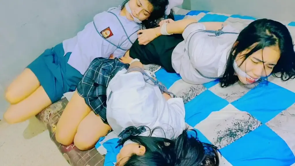  特辑JK女学生日式绑在一起，嘴被袜子堵住 绑匪闯入利亚的房子，从背后给她下药。 绑好她后，绑匪拿走了莉亚的手机，给莉亚的朋友发了一条信息，要她到她家来。 收到消息的普特里和拉拉终于来到了利亚家。 Putri 和 Rara 很困惑，因为 Leah 的房子看起来空无一人，他们都进去了，因为前门没有锁。 进入房间后，震惊地看到莉亚被日式绑在床上，绑匪立即给两人下药，像莉亚一样将她绑起来。 过了一会，三人醒来发现自己被绑起来，挣扎求救，嘴巴却被袜子堵住了。 他们所要做的就是放弃、摆动和逃跑。<br><br>如果视频无法播放，请在电报上与我聊天，我会将视频发送到那里<br><span style='color:#b0b0b0;'>[隐藏文字，购买后可见]</span>