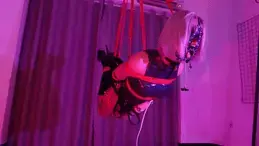 【预告正片已发布】JIOJIO彩色死库水 M腿拘束 震动放置 红绳吊缚 【JioJio】JioJio被换上彩色死库水 穿上性感网袜和黑色漆皮高跟靴 光线下的死库水闪闪发光 戴上项圈 前面被装入TD 后面被塞入震动GS......<br>第一段：M腿拘束 震动放置 手臂被拘束在后背 手肘被皮革手铐锁在前面 无法动弹 只能任由TD和GS刺激...<br>第二段:戴上单手套 直腿拘束带紧紧系上 完美的身材曲线性感诱惑 只能不停挣扎...<br>第三段：被戴上了强制开口马具形口塞 红绳吊起来 欧式直臂驷马 被震DB不断刺激 最后只能不停地挣扎不断GC...<br>定拍线下等 联系QQ:1683159384 招收模特 女/CD/S/M 绳师 坐标南宁 tw:JIOJIO_cn