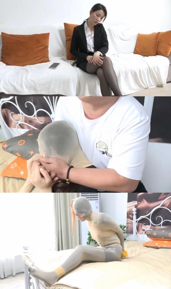 逍遥定拍，黑丝职业装美女被入室劫匪丝袜全包~！ 逍遥定拍授权发布，职业OL柳洋因为工作需求，天天都穿着丝袜，可费丝袜了。想上网买些高质量的丝袜，无意中发现一款弹力特别好的丝袜。<br>收到新袜子后，柳洋在床上试着袜子的弹性，居然还有点油亮呢，这时被一个入门劫匪盯上了，被偷袭捂晕了，醒来就发现自己已经被完整的丝袜全包起来，手脚还被胶带捆绑，嘴戴上了口球。<br>柳洋只能无奈的在床上挣扎，劫匪过来，把她头上的袜子往上拉，对着她说：怎么样？臭丝袜套在脸上的滋味好不好呀？<br>柳洋五官都被丝袜套得扭曲，手脚又被绑着，嘴巴又说不了话，只能无奈的：呜呜呜～<br>文件解压码：123456<br>对这款袜子感兴趣的朋友可以在某宝某音关注：一代宗丝