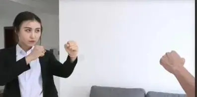 女格斗家的惨败 库存，一小时 女格斗家受到对手的挑衅，前往迎战，不料喝了对手准备的水，昏了过去，腿部重伤，随后戴伤参战，被针对弱点，女格斗家惨败，身上的纱布也显露出来，对手开始了更加疯狂的攻击