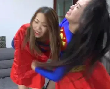 女超人vs邪女超， 女超人一天梦见自己会被另一个和自己相似的人打败，回到现实，一个邪恶女超人出现，两个女超人开始了激烈战斗，女超人开始在上风，不料被捂住脸，毒气让女超人昏了过去，等待女超人的，将是非常残忍的折磨
