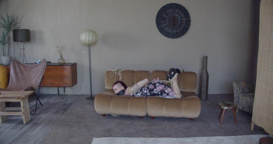 PnOx ties up Chanel PnOx meets and captures a new model, the beautiful and vintageous pin-up Chanel.. and of course she ends in a strict hogtie .... <br><br><span style='color:#b0b0b0;'>[隐藏文字，购买后可见]</span>