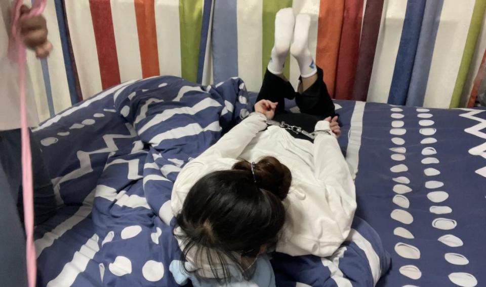 02年m属性小女友白袜小脚丫 手铐束缚疯狂挣扎tk 被我折磨娇喘叫喊 本人原创02年少女手铐反铐驷马捆绑 羽毛挠嫩脚心 疯狂挣扎 白袜 裸足 镣铐 后来被我挠的有了感觉 娇喘的小声音特别甜 36码小脚丫粉嫩 白袜特别可爱m属性小女朋友欢迎找我订拍qq3243707388<br>=