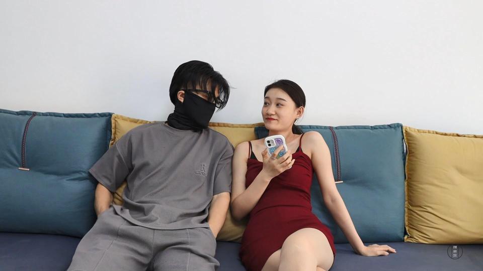 得意客定拍：情侣游戏上集 思思主演 大小：2.84G<br>时间：29分钟<br>解压密码：123456<br>思思以前经常跟男朋友玩捆绑游戏，但是已经有段时间没玩过了，今天思思特意换了一身性感的吊带连衣裙，想男朋友绑她。男友把她驷马紧缚起来放在茶几上，用口球堵嘴，然后就去沙发上玩游戏了。思思挣扎了半天发现越挣扎越近，想让男友给解开但是说不出话，只能干流口水。男友打了两把游戏都输了，心情很差，就像整一整思思，就跟她说楼下有个快递要去拿，在楼上好好玩吧，把思思从茶几上拎到了地上。男友走之前还把思思从头到脚挠了一遍，并把思思的手机放在了地上，说出什么意外的话就打电话联系他，说完就头也不回的出门了，只留下了被紧缚的思思在地上挣扎。
