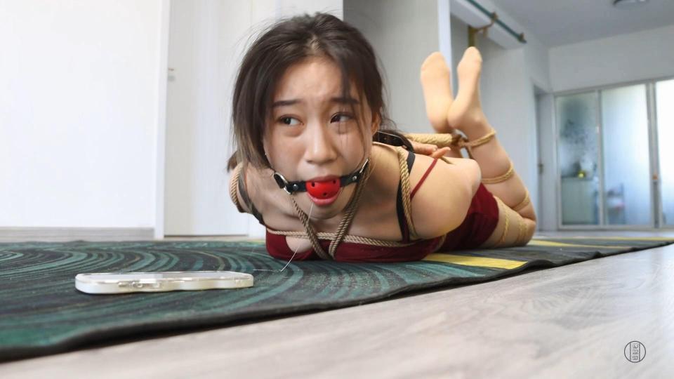 得意客定拍：情侣游戏下集 思思主演 大小：3.39G<br>时间：34分钟<br>解压密码：123456<br>剧情接上集，思思被独自一人驷马紧缚放置在客厅地上了，活动范围非常有限，思思也只能勉强挣扎。过了一会思思的手机有新消息提醒，思思挣扎着想去看，但是绑的太紧了很难移动，反而越挣扎越紧。思思好不容易拿到了手机，播出了男友的语音，男友告诉她电梯坏了，物业正在修还需要很久才能上去（其实是骗她的）。思思听到后整个人都崩溃了，开始疯狂挣扎起来。过了很久男友终于上来了，但是非但不给思思解开还从头到脚的开始挠她，思思终于忍不住哭了起来，男友这才慢慢的解开了她。