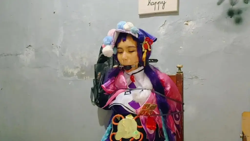 视频cos特辑《云瑾小姐的神秘包裹》一个包裹突然来到云瑾小姐家，她不知道有绑匪在找机会。 夜里，突然有人敲了云锦小姐家的门，开门的时候，除了一盒包裹外，没有人。云锦小姐把包裹拿进来打开一看，是云锦小姐的一套新衣服。云锦小姐随后试了试衣服，没想到在她身后有一个绑匪正在寻找机会。云瑾小姐猝不及防，绑匪从背后给云瑾小姐下药，直至晕倒。等她醒来，云锦小姐才发现自己被日式绑着，手脚被绑在一起，嘴里含着球，闭着眼睛。云瑾小姐挣扎着想尖叫，但徒劳无功，绑匪过来打开了云瑾小姐的眼罩。云锦小姐请求释放，绑匪肯定不同意。绑匪挠了挠云瑾小姐的腿，云瑾小姐嘴巴上沾满了球，还是忍不住笑了起来。绑匪对云瑾小姐玩得满意后，给她下了药，把云瑾小姐挪到椅子上，将她绑起来。片刻后，云锦小姐醒来，只能投降，被绑在椅子上度过了一个漫长的夜晚。<br><br>如果视频无法播放，请通过电报联系我<br><span style='color:#b0b0b0;'>[隐藏文字，购买后可见]</span>