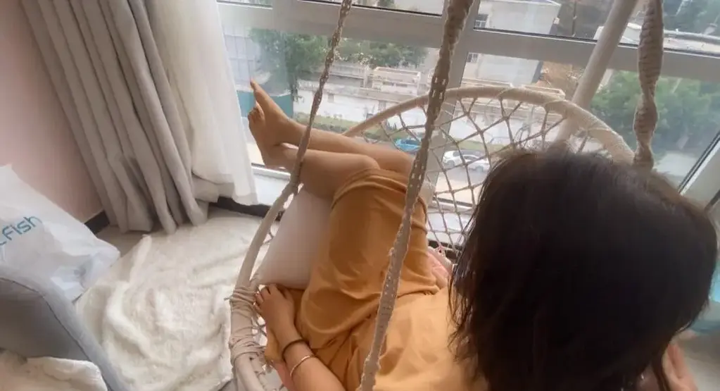 国产-tk婚纱摄影店-老板娘 漂亮的婚纱店老板娘，在阳台前被tk白嫩美脚<br>创作者：akb<br><span style='color:#b0b0b0;'>[隐藏文字，购买后可见]</span>