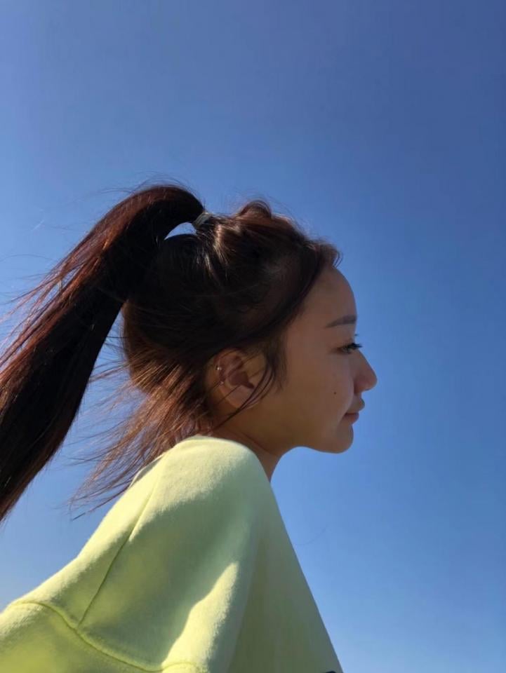 学舞蹈的小班花被我约来拍摄肉乎乎的嫩脚丫！ 简单交代下故事背景，视频和图片拍摄于2021年夏季，因为时间有点久远所以有一些细节有点模糊了。女主是一个舞蹈艺术生，我们公司是搞培训的，所以我经常接触我们城中的学生，其中有一个女生（视频中穿白色帆布鞋边趴着那个）和我认识很久，因为她当时文化课考的不错所以和我的关系一直都很好，我们之间也一直有着联系，她们学校附近卖小吃之类的东西巨多，原来我也经常在她们学校逛一逛买一堆小吃回家。七八月份正直酷暑时期，那一阵子时候天干物燥，太阳晒得马路都要化开，连空气也是热浪滚滚，我还记得那天有两份文件还没做好，经理老催我让我赶快搞定，我就特别烦躁，那天下午下班回家就特别想吃炒酸奶，想着一边开车回家一边吃着炒酸奶，凉凉的酸酸甜甜的炒酸奶一口下去就能消去不少夏季的烦躁，我一边想着一边往她们学年附近过去，一边在车里吹着冷风一边等着我的炒酸奶，傍晚的时候也是学生们下课时候，我在车里整好看到她，就管她叫小茹妹妹，她带着她的朋友去店里吃饭，我想下车和她打个招呼，刚出了车门她也整好看到我，简单聊了聊问问她学校怎么样，适不适应新环境，你和同学处的怎么样呀，这时候我就突然发现她旁边的同学，一开始我还没注意，后来才发现长的可真精致啊，小V字脸，大眼睛高鼻梁，饱满的苹果肌，而且身材也不错啊，那时候我挺纳闷，现在的孩子发育的都这么好了吗？我意识到自己有点失态了，抓紧把目光收回来，后来简单说和她聊了几句我就先回家了。一开始时候我其实还没什么想法，那时候就想着抓紧结束这一阵子闷热的天，就想喘一口凉爽的空气。我记得这是和她第一次见面，后来她们放了暑假没多久，小茹妹妹就给我发微信联系我说她和她同学想报个暑假班，因为班里面的课程太紧了，跟着有点吃力，后来我说你和谁一起来，她就说和那天下午我遇到的和她一起的同学，我当时瞬间激灵起来了，我说好呀好呀，那你两个来吧，我给你们两个安排最好的老师，这个时候我的这个想法就开始萌芽了，后来我们三个见面次数越来越多，我和她也越来越熟悉，聊天的内容也越来越丰富，她开始慢慢的和我熟悉起来，我那时候也是越来越稀罕这个小丫头，因为她的太好看了，而且还有与同龄人不相称的成熟，我还问她一次，她说因为她是单亲家庭，跟着她妈妈一起过，所以可能早熟了一点，她和我说的是她心理上的成熟，但是那时候我觉得想表达的是生理上的成熟哈哈哈哈哈，当时我自己突然觉得我怎么能有这个想法呢，熟悉了之后，有些话就好开口了，我先套路着小妹妹让她给我拍一拍自己的脚照，见图一，确实挺好看的，脚有一点点婴儿肥，但是看着很可爱，妹妹慢慢接受了后，我就蹬鼻子上脸，想着约妹妹出来拍一组照片，一开始时候她是不太好意思的，说感觉有点尴尬，后来我软磨硬泡下她也答应了，不过要让小茹妹妹和她一起，我们这关系都没的说，然后就顺理成章找了个宾馆就开拍，那天妹妹穿着AF1和白袜子，夏天那么热而且走了很久的路，却没什么味道，说实话拍的那天我有点疑惑，这怎么和她给我拍的有点不太一样，怎么有点乎乎的呢，这也离着她给我拍她脚那天没过去几天的胖还能都胖到脚上嘛。后来想一想算了，看你长的好看的份上我也就开拍了，不过这脚的手感可真是一绝啊，那可真是嫩啊，就和没有骨头一样的，我都怕我捏的太用力把她弄疼，一开始妹妹还有点紧张，我能感觉到她的腿上的肉一直紧绷着，后来我和她一边说话她就慢慢放松下来了，我搞了点精油往她脚上抹了一个，好家伙又滑又嫩，我还套上了肉丝袜给她穿上，说时候显得脚有一些老气，我玩了一会就给她脱下来了，然后就一直玩她的裸足，我把玩了半天才肯放她走，后来我们回去时候她还有点娇羞的和我说，连她男朋友都没这么摸过她的脚，我还是赚到了。<br>这就是想起来的所有的内容了，这个妹妹到现在我还有一点联系，如果有机会我还想再拍一拍，脚上抹满精油又嫩又滑的感觉还真是让人回无无穷！（顺便说下我为什么不拍旁边那个妹妹，其实她长的不丑，但是我总感觉她长的像黄子韬，而且一旦你接受这个设定就很难摆脱了。）