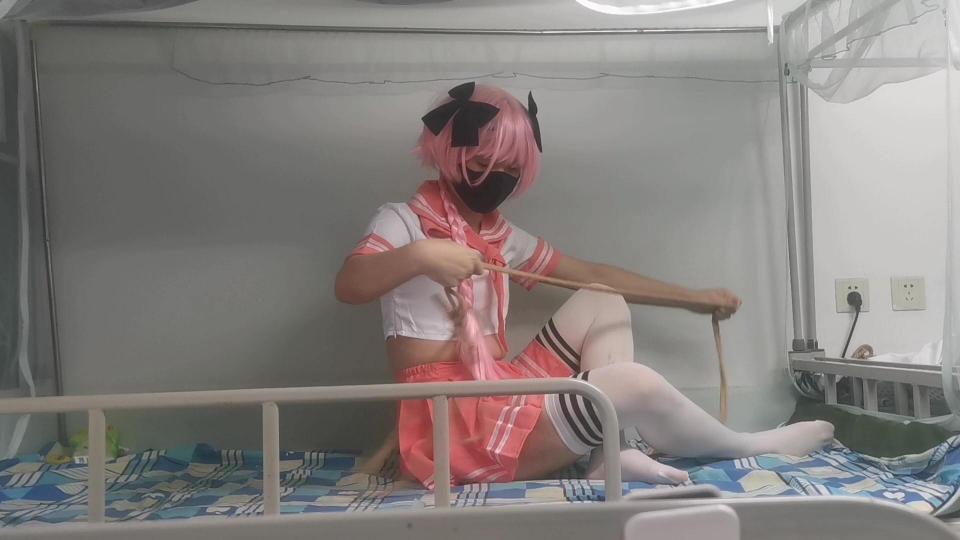 伪娘阿福cos白丝自缚放置play 第一次尝试穿女装，不应该买露肚脐的。。肚子太大了好难看。。。<br>这次简单尝试了一下日式，感觉还不错，腿和脚绑的比较随意,另外口罩里面是用了丝袜堵嘴的，不太舒服<br>绑起来后感觉还是挺不错的，挣扎了一会就累了，另外背景声音可能有点吵，看的时候注意音量哦<br>（是男生，不喜勿入） 同好可以加qq交流  qq:<span style='color:#b0b0b0;'>[隐藏文字，购买后可见]</span>