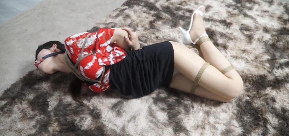 网友特供【人质第二部第一集：日本美女警官与小偷的赌局】 （我个人是很喜欢这部的，男主有种本色出演的感觉，丝毫没有表演的痕迹哈哈，而这件衣服也是非常喜欢的一件，柳洋姐穿起来也是很漂亮啊，这部剧情女主也是女警的身份，后来想着想着剧本就增多了起来，之前人质的身份也是女井，这部就按照人质第二部来拍摄吧）阿光是一名专业的小偷，对于自己的偷盗技术那是非常的自信了，每撬开一扇门便有一名幸运儿遭受阿光的洗劫，不过常在河边走哪有不湿鞋的。这不这天便溜进了一名女警官的家中进行偷盗，非常专业的不放过任何角落的翻着。突然她看到了房主的照片，照片中的女子身穿蓝色的警服。有人说女人像水，细腻绵长，润物无声；有人说女人像花柔柔弱弱，鲜艳美丽；但是有些女子的确与众不同，她们刚毅坚强，她们就是美丽的女警花。照片中的女子不乏女人的娇弱让人不免想要捧在手心好好的呵护，而那一身警装又为她增添了一分靓丽，变得英姿飒爽。（好了好了话有点多了，哈哈）阿光看到这心想，完了这次居然盗到了一名警察的家里来了，得趁房主未回来之前赶紧开溜。果然怕什么来什么，这不我们的女主就登场了。刘小萌因为上次成功的破案所以警局特地的给她放了几天假。刚逛完街回家，穿着高跟凉鞋，一身黑红相间的连衣裙。身为一名女井的她很快便发现家里进贼了，立刻警觉起来，摸出随身携带的手枪慢慢走进房间。阿光在知道自己进入到了一名女井的家中之后立刻准备离开，不过却刚好撞见了回家的刘小萌。阿光心里不禁心想：完了，看来这次得载在这娘们手里了～刘小萌看着眼前的阿光说：“你好大的胆子啊，居然连警察的家也敢偷。”阿光知道自己跑不了了，但是嘴上还是说着：“误会误会，这是误会～”刘小萌：“什么误会，把你手上的东西放下，蹲好～”（柳洋姐好凶啊，把我们的小偷先生吓得不敢说话了）阿光只能老老实实的蹲在地上。刘小萌拿着阿光的皮包说：“让我看看你到底偷了些什么东西。”阿光的包里什么都有，都是一些从自己房间偷出来的东西，不过她看到了几件有趣的东西，只见她从皮包下面还翻出了几捆绳子一双丝袜几捆纱布，一个塞口球和一个眼罩。看到这些东西她顿时来了兴趣，转过头对阿光说：“看来偷的东西还真不少啊，这几捆绳子干嘛用的，你是想抢劫未遂变为绑架吗？”阿光：“警官，都说了是误会了。”刘小萌：“误会，那好我给你一个机会，你可以用这些绳子将我绑起来，要是我挣脱了你就乖乖的束手就擒，要是挣脱不开，那我身上所有值钱的东西全部交给你。”（什么还有这种好事？我没听错吧）阿光有点怀疑自己听错了，居然这么嚣张，不过还是壮起胆子有些不相信的问：“你说的是真的啊？”刘小萌：“当然是真的，快点吧！”阿光：“你拿枪指着我，我哪敢啊！”刘小萌笑着把枪丢到一边，老实的将手背到了背后。阿光：“先说好，你不能打我，要是挣脱不开钱全归我，你也不能找我麻烦。”刘小萌：“趁我没反悔之前快点。我不骗你。”得到了她的回答阿光放下心来说：“那还怕啥了，你好等着吧！”阿光很快就将刘小萌驷马捆绑起来，拿起口球准备给她戴上，说：“戴上这个不介意吧！”（都捆成这样了，介意还有什么用啊）戴上口球眼罩之后，阿光得意的说：“嘿嘿，你就开始挣扎吧，你是绝对挣脱不开的。钱全部归我了。”将刘小萌捆绑起来之后阿光胆子也大了起来，便又开始进屋子里找起了东西。而被驷马捆绑的刘小萌也在不停的挣扎着，想着办法解开自己身上的绳索～