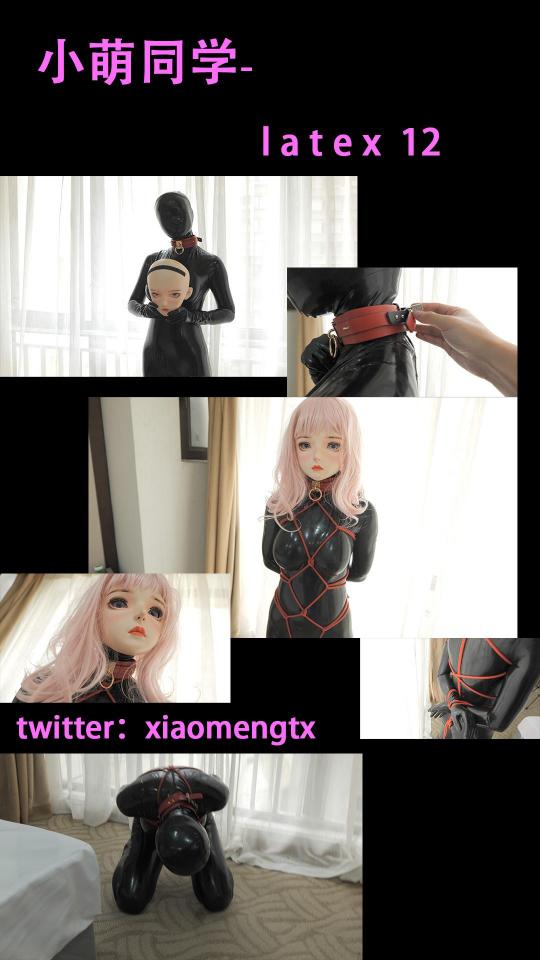 【小萌同学】latex-12 龟甲缚乳胶衣kigurumi带锁项圈，里面是微孔头套，疯狂喊叫2次GC直接瘫软在地 美好的早晨从小萌穿乳胶衣开始，我给她套上口球，蒙上眼睛，让她ZW，口水流到了胶衣上，呻吟听到我都兴奋了。。随后我让她戴上微孔乳胶头套，再套上kigurumi头壳，虽然里面很闷热，但是不得不说小萌更加兴奋了，我给她绑上龟甲缚，后手缚绑紧，她挣脱不开，我要求她只能站着GC，最后直到两次GC之后瘫软在地，不停的叫着，遥控玩具开到最大，叫的越来越大声。头壳里面已经因为闷热的蒸汽跟微孔头套出来的口水湿透了~(没开空调)所以最后脱胶衣的时候里面都是汗<br>网盘html的格式改为rar<br>挂掉的需要补链接的朋友找我就可以了