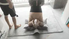 犯错被吊在阳台打屁股，下手挺狠的 犯错了被M字腿立着掉在阳台打屁股，听声音就知道我下手挺重的。<br>可定拍不露脸联系：28982110<br>解压密码：<span style='color:#b0b0b0;'>[隐藏文字，购买后可见]</span>