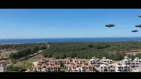 【半岛束艺台】【战争】【海语】YT1572 北欧定拍：环渤海 "近日渤海沿岸多地报告外星飞行器目击事件，联合政府星际防卫局认为该地区可能会被外星人改造为前线基地，一级星际调查员海语被派往该地区进行侦查。天顶星人吸取了1999年的教训，它们（姑且用“它们”)不再一味使用武力，而是通过基因技术不断伪装成人类进行渗透，星际防卫局的秘密行动没有逃过它们的眼睛，海语被一个伪装成地球人的外星人发现并跟踪，最终成功捕获了她。同时，它们不想打草惊蛇，逼迫海语向上级汇报“威胁已解除”，随后便神秘消失了。<br>    星际防卫局宣布外星威肪已成功解除，并宣称他们将继续关注事态的发展。然而事实再一次证明，诸如此类的国际组织与那些肮脏和腐败的政府没有任何区别。<br>    该片为本台的北欧老盆友定拍，老实说看到剧本的时候台长是不太想拍的，因为在这个季节穿这件皮衣如同烤桑拿,但剧本富有想象力，大背景符合本台一贯风格，台长也怕长时间不做特效手生疏了（虽然是5毛特效），一个字，拍！<br><br><br>"<br>【解压密码】peninsula2018,修改后缀名mp4，勿在线观看<br><br>【半岛束艺台】不做精品只做生活，用镜头记录真实绳艺，纯净捆绑，健康游戏！为每一个热爱捆绑的朋友展示最纯粹的绳艺，为每一个顾客用心打造属于您的专属作品。<br>本台主页：https://linzijun.app/@BDTV<br>联系方式：QQ2245148409/微信peninsulastudio/推特Twitter@PeninsulaBound<br>业务咨询秒回，闲聊看心情，色情勿扰。