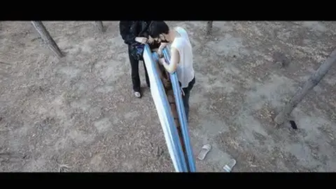 【半岛束艺台】【户外】【西玛】YT1562 繁忙公路旁的诡异风景 在公交站旁边拉一张吊床，把西玛欧式在里面只露个脑袋出来是个什么画风，我怎么感觉有点瘆得慌呢。<br>【解压密码】peninsula2018,修改后缀名mp4，勿在线观看<br><br>【半岛束艺台】不做精品只做生活，用镜头记录真实绳艺，纯净捆绑，健康游戏！为每一个热爱捆绑的朋友展示最纯粹的绳艺，为每一个顾客用心打造属于您的专属作品。<br>本台主页：https://linzijun.app/@BDTV<br>联系方式：QQ2245148409/微信peninsulastudio/推特Twitter@PeninsulaBound<br>业务咨询秒回，闲聊看心情，色情勿扰。<br>