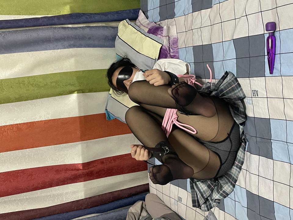 大尺度 镣铐拘束02年小女友强制GC tk抽打脚心 强烈叫喊 00后大二女朋友 被我调教折磨 [X_X]强制GC搓揉胸 娇喘到最高点 后来都哭了 尺度偏大 本来她不同意拍的 被我软磨硬泡好久 脚丫粉嫩 皮鞭抽打脚心 手撕黑丝 jk 黑丝 调教 裸足 tk 打脚心 全程一直娇喘到达最高点 订拍应聘模特qq3243707388