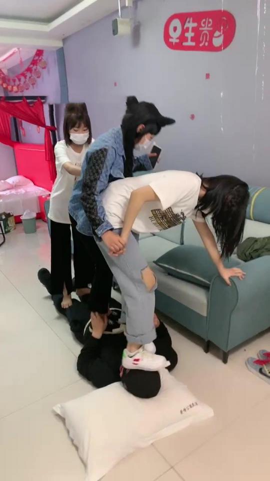  【与精神小妹的那些事】三姐妹踩踏系列  【与精神小妹的那些事】三姐妹踩踏系列<br>原创者：精神小妹<br>购买地址<span style='color:#b0b0b0;'>[隐藏文字，购买后可见]</span>
