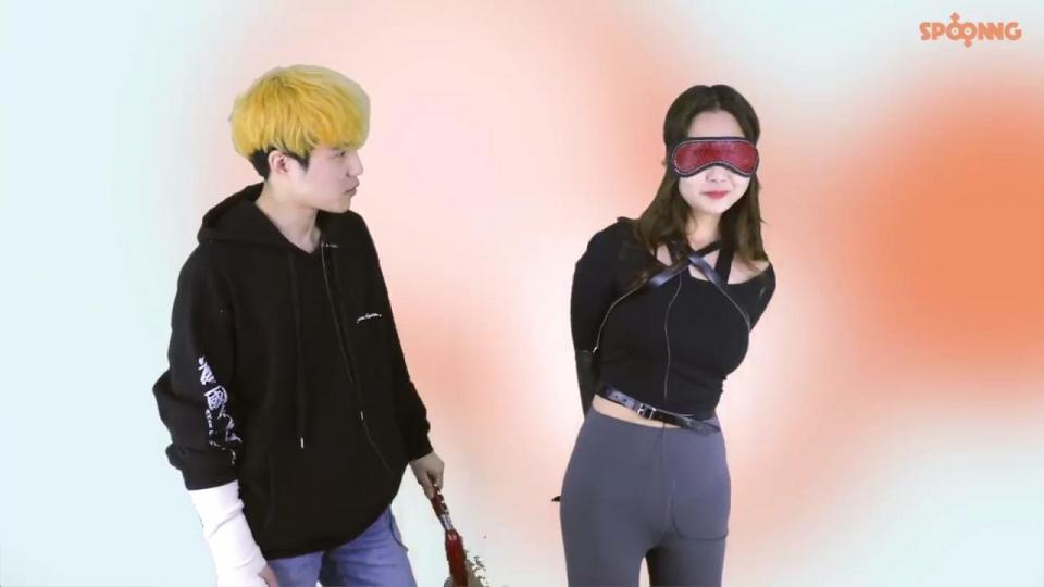 韩国小姐姐真会玩part3 尝试单手套 여친 팔 뒤로 묶어놓고선 클리  spooning 19 出品<br><span style='color:#b0b0b0;'>[隐藏文字，购买后可见]</span>