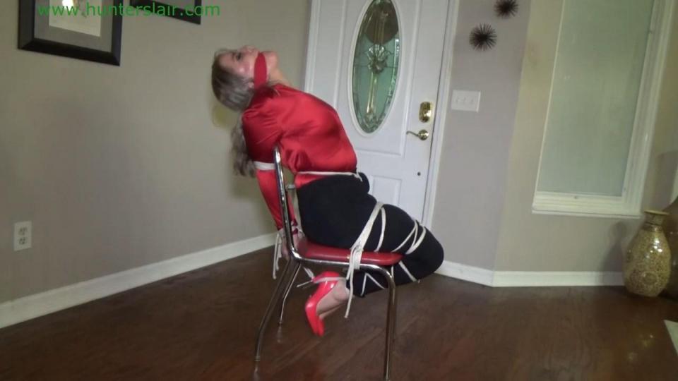 He just kept adding rope until I could barely move (MP4 HD 14000kbps) 金发性感女商人惠特妮无助地扯着把她双臂紧紧绑在椅背后的绳索。她低头看着那双被白色绳索紧缚在一起、与她黑色紧身休闲裤形成鲜明对比的性感双腿。她看不见自己的手臂，但能感觉到紧绷的绳子深深割入她的肱二头肌和手腕。她那件闪亮衬衫的薄缎袖子几乎不能为她可怜的手臂提供任何保护，无法阻挡绳索的勒咬。她试图呼救，但嘴里被一条自己的内裤塞住，并用一条红色丝巾绑牢，令人怜悯的求救声无法传出房间。她想移动手臂，却发现双手被绑在一根从两腿间穿过的紧绷裆绳上，她越是用力扯手腕，裆绳就越紧地切入她的阴o。她抬头通过堵嘴向猎人恳求宽恕，但看见他正在翻找一堆绳索，并对她承诺这些绳子都会被用在她挣扎的身体上。他开始在她的大腿上加绑更多绳索，把绳子缠绕在她的腿部和椅座上，将她的屁股钉在椅子上。 然后他又把一根绳子系在她束缚的细高跟鞋后跟之间，把绳子拉回椅子后方，把她的双脚提离地面，把双腿折叠到椅子下面。随后他抓起更多绳子，绕过她的肩膀、胸部和手臂，将她的肩膀固定在椅背上。她能感觉到他把更多绳子缠在她的前臂上，然后绳子又缠到她的腹部和椅背上，接着他把绳子勒得很紧。可怜的惠特妮现在几乎无法动弹，身体的每一寸几乎都被绳索捆绑固定。猎人通过把椅子向后倾再向前倾来向她展示她是多么无助和无力，可怜的惠特妮在塞着口球的情况下惊恐地尖叫。他把她独自留下，让她在那紧绷的束缚中受苦。  <br><br>Hot blonde business woman Whitney pulls helplessly at the ropes binding her arms tightly together behind the chair. She looks down at her curvy legs that are fused together with white ropes that contrast against her black skin tight slackes. She can't see her arms but can feel the tight ropes slicing deep into her biceps and wrists. The thin satin sleaves of her shiny blouse offer her poor arms scant protection from the tight biting ropes. She tries to call for help but with her mouth tightly packed with a pair of her own panties tied in place with a red silk scarf her pitiful cries for help can't be heard outside the room. She tries to move her arms but discovers that her hands are tied to the tight crotch rope run down between her legs so that the more she pulls at her wrists the tighter the crotch rope slices into her pussy. She looks up at the Hunter and pleads through her gag for mercy, but she can see him sorting through a pile of ropes which he has promised her that they will all be used on her struggling body. He begins adding more ropes around her upper legs and wraps the rope around her thighs and the seat of the chair pinning her ass the the chair. He then runs another rope between her bound stiletto heels and pulls the rope back to the rear of the chair lifting her feet off the floor and folding her legs under the chair. Then he grabs more rope and wraps it over her shoulders, chest and arms, fusing her shoulders the the back of the chair. She can feel him wrap more ropes around her forearms then the rope is wrapped around her belly and the back of the chair then he cinches the ropes super tight. Poor Whitney can barely move now with just about every square inch of her body bound and secured in rope. The Hunter shows her just how powerless and helpless she is by tilting the chair back then forward as poor Whitney screams in terror into her gag. He leaves her alone to suffer in the tight immobilizing ropes.  <br><br><br><br><br><br>