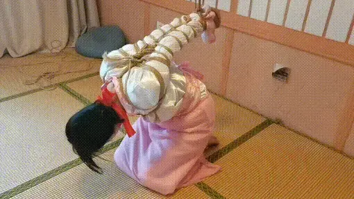 古装女孩被各种捆绑调教 古装女孩被各种捆绑，单腿悬吊，欧式直臂，打屁股，皮鞭，踩踏放置等。视频解压密码：chuxin      -          -<br>一绳所爱绳艺体验店面向全国爱好者开放，本店提供绳艺捆绑模特服务、体验女绳师捆绑服务、体验长时间囚禁服务、绳艺教学培训、绳艺交流会、场地出租、专业麻绳销售，原创视频套图销售、作品私人定制、模特原味丝袜出售等，另外本店招募同好合作伙伴。微信：351552501初心