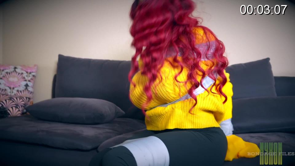 Bella Madisyn Encased &amp; Cozy Bella Madisyn is home relaxing on her couch wearing a cozy turtleneck sweater, leggings & slouch socks. She's reading the new on her phone about some women who have gone missing & thanks god that it isn't her. All of a sudden, Bella is grabbed from behind & int he next scene we see her taped up tightly with grey duct tape. She starts to realize that she just might be the next victim. She begins to question what's going on & the man stuffs some panties into her big mouth & finishes off her gag with a tight over the mouth gag. Bella struggles on the floor for a bit & the man comes back with a bunch of nylons in his hands. He encases her entire body, including her head, in the pantyhose. He leaves her to struggle for a few more minutes, then returns & whispers in her ear, "You're mine now".<br><br><span style='color:#b0b0b0;'>[隐藏文字，购买后可见]</span>