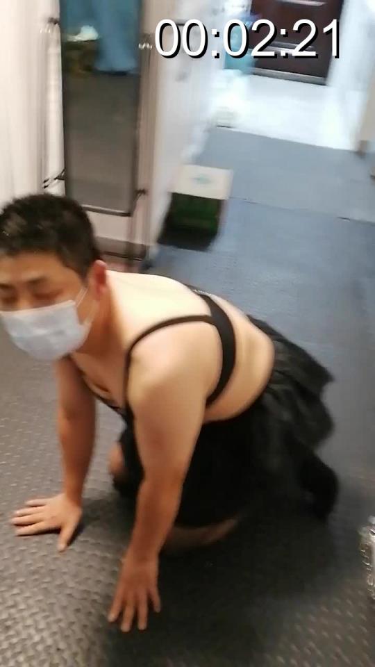 全包 家奴乘主人不在家，偷穿主人衣服，被主人发现，决定惩罚家奴，用胶袋全包，控制家奴呼吸