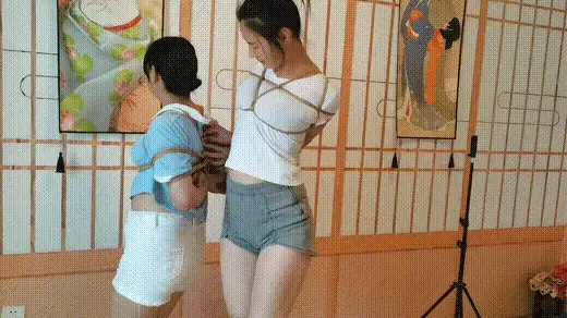 紫涵佩琪俩女孩相互解绳子 今天给紫涵她们两个女孩捆绑了很紧的绳子，绑上后就不管她们了，让她们自己想办法解开对方的绳子，结果.....？视频解压密码？chuxin           -            -<br>一绳所爱绳艺体验店面向全国爱好者开放，本店提供绳艺捆绑模特服务、体验女绳师捆绑服务、体验长时间囚禁服务、绳艺教学培训、绳艺交流会、场地出租、专业麻绳销售，原创视频套图销售、作品私人定制、模特原味丝袜出售等，另外本店招募同好合作伙伴。微信：351552501初心