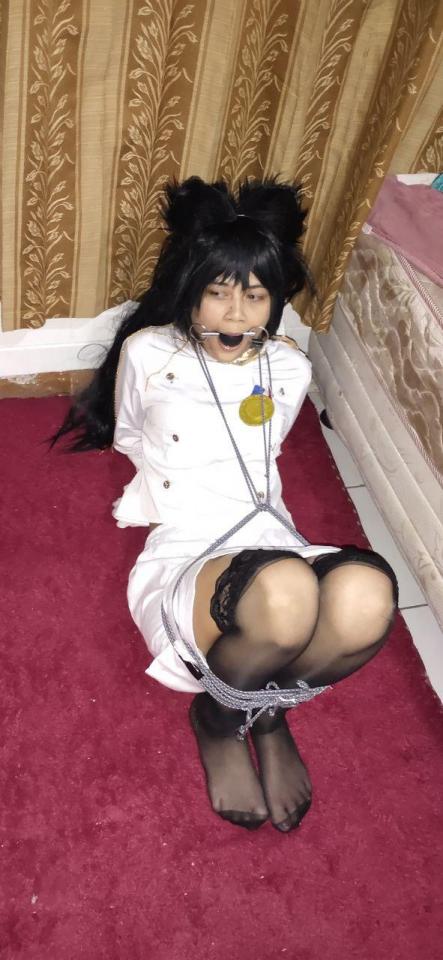 cos azur lane系列《自我束缚以灾难收场》cos atago下班回家后扮演自我束缚，因为他困了他睡着了。 当他醒来时，发现自己被绑在椅子上，嘴里叼着一个球。 光滑的黑色丝袜，非常性感，适合收 感谢大家的支持，让我继续这个cos系列。确保你收集了每周出现的所有 cos 收藏。<br><br>女儿工作到很晚，很晚才回家。当公主在家无聊时，公主决定睡前玩一会儿。公主用 cos atago azur Lane 装扮并随身携带一些绳索。她用绳子绑住她修长的腿，捂住嘴，闭上了眼睛。他的手被铐上了手铐。试了一会儿，他突然睡着了。当他醒来时，他意识到自己被绑架了，双手被绑着，嘴巴被一个球盖住了。普特里意识到她被绑架了。公主试图逃跑，但徒劳无功，绑匪过来给公主下药。女孩被转移到一个房间，被绑在一个不舒服的位置。他的脖子紧贴着双脚，痛苦得不得不弯下腰。这只是一个梦吗？还是现实？<br><br><br>如果视频无法播放，请通过电报与我联系。<br><span style='color:#b0b0b0;'>[隐藏文字，购买后可见]</span>