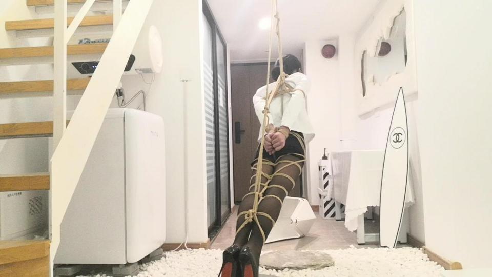 简易操作的ol直臂吊缚 这次绑一个实施起来简单一点的自缚，绑好股绳固定好zdb预留一点绳子再背后不打结，然后绑腿，上去凳子上绑胸，然后预留一点绳子在背后，在绑大臂，也后面预留绳子，胸跟股绳连接在一起固定吊点，大臂跟腿的连接，这样即使凳子倒了，还有保险，留有机会可以解开（然后我的凳子就真倒了）<span style='color:#b0b0b0;'>[隐藏文字，购买后可见]</span>