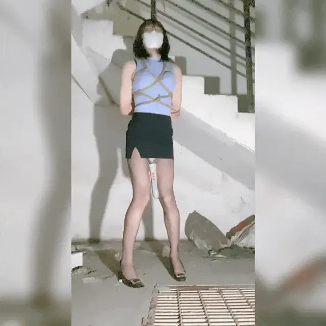 紧缚调教骚气十足的黑丝女教师，逐渐玩坏【黑丝】【强制】【ol】【网盘不要在线解压，下载后直接把文件后缀改成.mp4】 黑丝教师被学生反制,老师经常上课穿黑丝短裙，几个男学生终于受不了了,下班后尾随老师打晕带到小黑屋关了起来,他要将一向严肃的老师改造成淫荡的女奴玩具,老师被全身捆绑后在她的下面[X_X]了[X_X]、电击片,电击击的强度每秒都在加快,[X_X]越来越强烈,老师也开始淫叫不断,逐渐沦陷<br><br>欢迎大家加茶茶的q，有什么好的定拍创意快快发给我，欢迎来撩～qq购买后可见，不闲聊谢谢欢迎大家加茶茶的q，有什么好的定拍创意快快发给我，欢迎来撩～qq购买后可见<span style='color:#b0b0b0;'>[隐藏文字，购买后可见]</span>