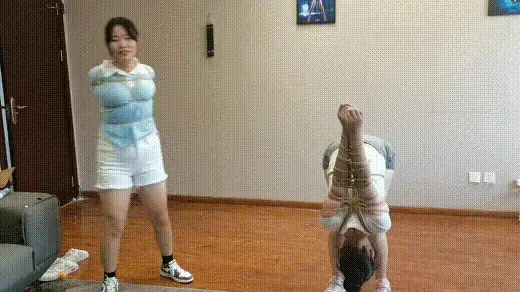 两个女孩被捆绑欧式直臂还能坚持玩游戏 这次玩游戏两个女孩都是绑成欧式直臂，游戏进行到一半的时候两个女孩就受不了了，进行到后半场的时候女孩们甚至都没有心情游戏了，那种被绑无助的束缚感袭来，那种坐立不安的感觉，怎么样被绑都难受。视频解压密码：chuxin     -           -<br>一绳所爱绳艺体验店面向全国爱好者开放，本店提供绳艺捆绑模特服务、体验女绳师捆绑服务、体验长时间囚禁服务、绳艺教学培训、绳艺交流会、场地出租、专业麻绳销售，原创视频套图销售、作品私人定制、模特原味丝袜出售等，另外本店招募同好合作伙伴。微信：351552501初心
