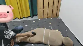 全包下筋膜枪地狱，爽的嗷嗷叫 三层全包丝袜，再加上轧带，最后使用筋膜枪长达6分钟的震动，直接翻出镜头外了<br>联系：28982110<br>解压密码：<span style='color:#b0b0b0;'>[隐藏文字，购买后可见]</span>