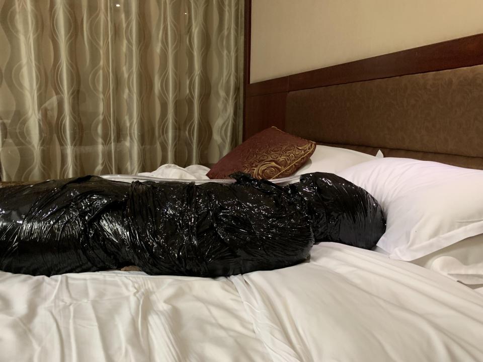 江西同好全包体验交流 和江西同好的全包体验项目，连衣丝袜打底，若干丝袜进行全包，之后用保鲜膜进行进一步包裹，最后上一部分胶带收尾，口部连接一根用来进气的硅胶软管之后将周围进行封闭，本来是预计完成之后再浴缸中进行水下软管呼吸及[X_X]体验，但是可能是手法和工具的原因导致两个人都进水了QAQ，本人是第一次体验所以是真的手笨！手忙脚乱的。感谢同好再包裹我的时候非常娴熟的手法，希望有更多江西同好或者其他同好来一起玩耍。QQ1404063963欢迎交流
