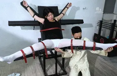 【樱束原创】《新模首尝刑椅TK》新模欣怡胸大身材好！首次尝试刑椅固定玩胸！不停的玩弄白丝小脚！口球紧塞！全身疯狂TK抚摸！跳D震动/炮机强插刺激反复强G！被玩的精疲力尽了！ 工作室推出众筹定拍系列片：思路 内容 剧情 服装均由参与众筹的小伙伴安排，工作室负责拍摄，凡参与众筹的小伙伴可以加入众筹临时讨论群：209976701（限参与本期众筹的小伙伴申请）众筹金额无大小区分，提供的任何素材内容都会认真考虑采纳，众筹目的为了让小伙伴用最少的代价看到自己喜欢看的内容。（详情请咨询客服QQ2156176672或移步众筹区查看）<br><br>剧情简介：<br>新模欣怡胸大身材好！首次尝试刑椅固定玩胸！不停的玩弄白丝小脚！口球紧塞！全身疯狂TK抚摸！跳D震动/炮机强插刺激反复强G！被玩的精疲力尽了！<br><br>樱束服务内容：私人订制剧情 专属剧情订拍 现实约拍 全国飞业务 统一解压密码：ysyc6672或qq2156176672<br>樱束联系方式：QQ2156176672 VIP专属客服微信号：yingshu-you（VIP专属客服微信，终年无休）<br><br>视频格式：MP4<br>分辨率：1080P<br>时长：51分钟<br>大小：2.2G