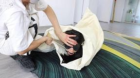 特殊的生日礼物 得意客工作室定拍   MM穿上性感的裙子打扮得漂漂亮亮的等着老公回来想给他一个惊喜，因为今天是老公的生日。门铃响了，MM迫不及待的走去开门，哪知映入眼帘的是一个带着面具的男人。MM正想惊叫，蒙面人早已把沾有迷药的毛巾捂了过去并推了进去把门关上。MM挣扎了一下昏迷了过去。蒙面人把MM拖到沙发上，把MM捆了个驷马，嘴里塞上丝袜带上塞口球，并带上眼罩。蒙面人拿出一个大号白色布袋把MM从头到脚装了进去，扎紧袋口，扛进卧室丢在床上，自己出去了。MM醒了过来，发现眼前黑漆漆的，想叫却发现嘴被堵住了，想挣扎但手脚被捆住了。MM有点害怕，，呜呜叫着蠕动着（挣扎要激烈一点，呜呜叫要动听迷人点），挣扎个10来分钟。这时蒙面人进来了，他看着床上蠕动着的人形袋子很是兴奋，忍不住上去摸她。MM挣扎叫得更厉害了。蒙面人觉得还不够过瘾，拿来一个麻袋，把白布袋从脚到头套进去，扎紧麻袋口放到地上。麻袋鼓鼓的，不停挣扎着，蒙面男心里兴奋，忍不住笑了出来。MM听声音，认出了是老公，呜呜叫着示意老公把自己放出来。但蒙面人似乎不太理会，还拍打MM屁股。MM急了哭了，蒙面人这才于心不忍，解开麻袋把MM放了出来。蒙面人解开MM的堵嘴之物,MM正想发飙，蒙面人深情地抱着MM吻了下去。结尾文字编辑，原来这是MM老公的恶作剧，他看到电视剧美女被捆绑装进麻袋就很兴奋，一直想着什么时候自己也能绑老婆装进麻袋，这次过生日终于如愿了。