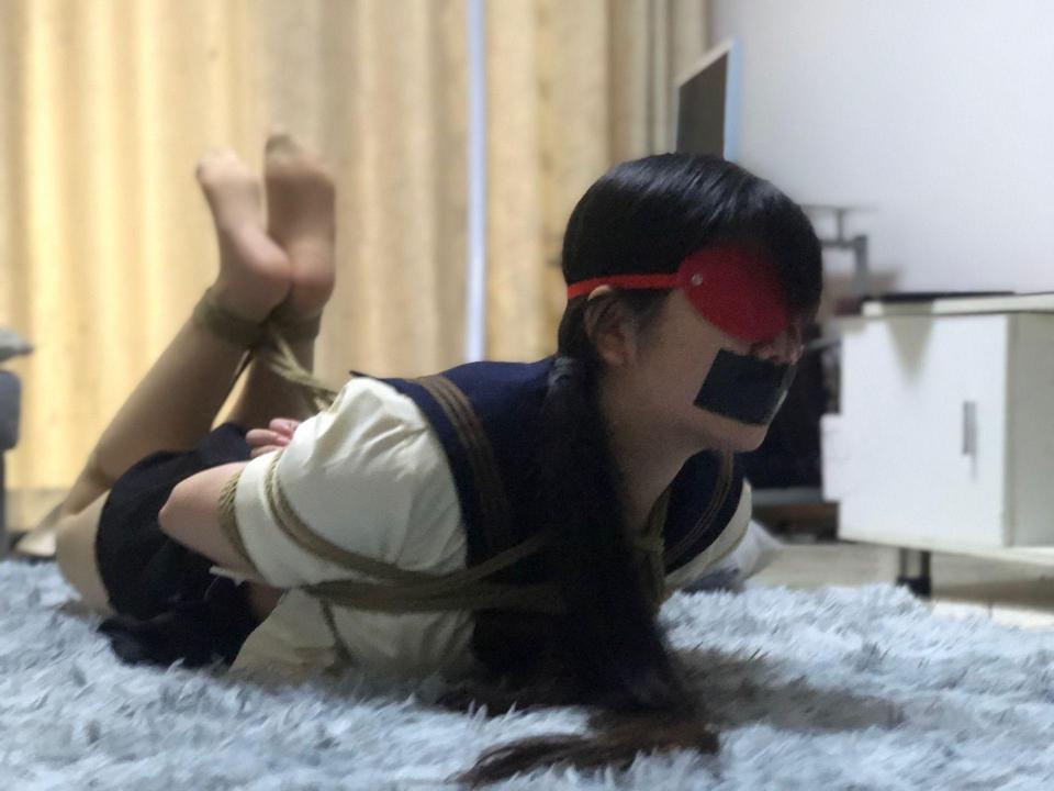 【新月原创】【玉箫】jk肉丝td股绳驷马放置 蒙眼封嘴强烈挣扎 【新月工作室】定拍原味qq2389316626玉箫，双马尾玉箫jk制服肉丝，日式驷马股绳捆绑好之后，放入td开到最大，蒙眼胶带封嘴，新月乘机想对我图谋不轨，最后解开我之后把他一顿暴揍！！