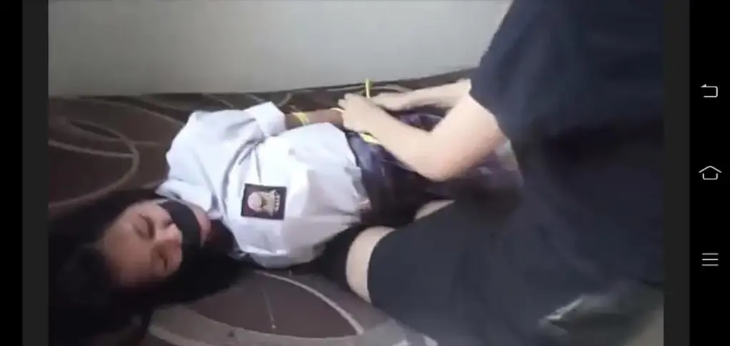 维拉的绑架系列“维拉的恋情第二部分”维拉的姐姐不知道她的兄弟来她家有麻烦。 这是正确的选择吗？ 感谢上一节的支持。我希望你喜欢这个第二部分。上一节的继续。<br><br>因为很久没有哥哥的消息，维拉的姐姐决定去看望哥哥。他来到姐姐家，却一无所获。她决定去姐姐的情人家，问姐姐要去哪里。维拉的情人回答说他不知道。姐姐怀疑哥哥的情人，听到房间里传来女声。姐姐强行进来看看是怎么回事。当他打开卧室门时，弟弟看到弟弟被绑起来关押。姐姐对她哥哥的情人很生气，并试图提供帮助。情人不让，立即给维拉的妹妹下药。睡着后，他像哥哥一样被绑起来。过了一会儿，姐姐醒了，发现自己也像哥哥一样被绑起来。他们一起工作并试图挣脱。这个计划会奏效吗？或者她们会永远是女奴吗？<br><br>第三部分的第二部分。确保你收集了所有这些。