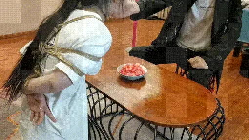素颜宋思琪，边吃西瓜边聊天 休闲装素颜宋思琪，双手被绑跪在茶几前等待吃饭，结果上来一盘西瓜，思琪就跪在地上与老师边吃西瓜边聊天，其乐融融。视频解压密码：chuxin          -            -<br>一绳所爱绳艺体验店面向全国爱好者开放，本店提供绳艺捆绑模特服务、体验女绳师捆绑服务、体验长时间囚禁服务、绳艺教学培训、绳艺交流会、场地出租、专业麻绳销售，原创视频套图销售、作品私人定制、模特原味丝袜出售等，另外本店招募同好合作伙伴。微信：351552501初心