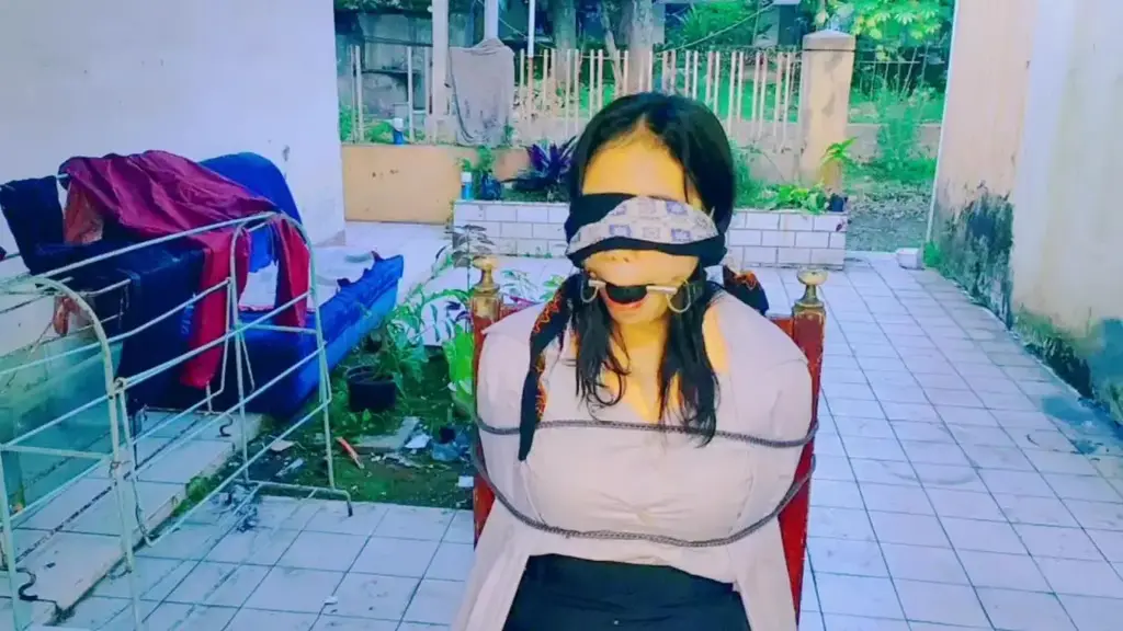 新一集《为莉亚医生设下的陷阱》 一位病人因为被莉亚医生欺骗而陷害她并策划报复，这位美丽的医生将何去何从？ 一名患者被医生欺骗后陷入贫困。利亚。他被诊断出患有一种需要手术的奇怪疾病，但他没有。于是他策划报复。她打电话给利亚的医生来她家，因为她复发了。利亚医生欣然同意，认为她可以再次欺骗病人。在病人家里，莉亚的医生突然被镇静，直到她昏倒。醒来后，Dr.莉亚发现自己被绑在椅子上，嘴上盖着一张餐巾纸。利亚博士试图逃跑但失败了。病人过来和医生交谈。莉亚关于她的计划。博士。莉亚很震惊，请求被释放。莉亚医生承诺，如果她想让莉亚离开，她会退还她所有病人的钱。病人拒绝了这个提议，离开了医生。利亚。莉亚医生被欺骗并被训练成一个女奴。他整天被绑在不同的位置。莉亚医生只能为她的病人接受长期为女奴的命运