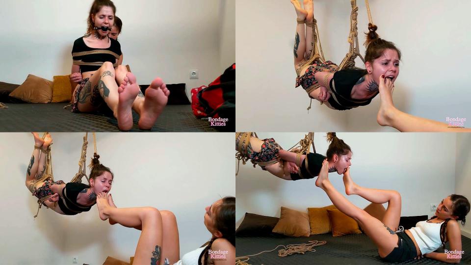 Tied and Trapped by love - Spanish (sub:English), MP4, FULLHD 1080 <br><br>Aly is cutting off the romantic relationship she has with Aisha, she needs time for herself, she wants to collect her things from Aisha's room and leave, but Aisha doesn't accept her leaving her, she wants to keep fighting and wants her to stay. Without Aly noticing, she takes a rope, she grabs Aly from behind and ties her hands, they used to play those hot games, so it's nothing strange for them, Aly tries to convince her to let her go, but Aisha desists, she keeps tying her with more ropes, making a tight takate on her chest and arms, Aly keeps talking more, Aisha prefers not to listen to her words and gags her with a ballgag.<br><br>Aisha's thing is already personal, she didn't like that Aly wants to end the relationship, she wants to punish her, she takes more rope and ties her chest to the bamboo, she semi-suspends her, leaves her kneeling on the ground, then she ties her legs together and also ties them to the bamboo, finally  she suspends her completely in hogtied, leaving her a little bit upside down. To finish the bindings, he ties her hair to the bamboo, pulling her head back so that she cannot move.<br><br> <br><br>Aisha loves her girlfriend sucking her feet, and she knows it will be hard to find another girlfriend who does it as good as her, she takes off her ballgag and puts her feet in her mouth, she makes her lick and suck them, Aly if she really wants to leave she has to suck those feet, she has to obey what her crazy girlfriend asks her or it could maybe be worse, Aisha enjoys her foot massage with tongue....<br><br>Who knows how long Aly will stay there tied up with her ex? The truth is that as a decoration for the room it looks perfect.<br><br>—--------------------------------------------------------------------------------------------------------------------<br><br>Aly está cortando la relación sentimental que tiene con Aisha, necesita tiempo para ella, quiere recoger sus cosas de la habitación de Aisha e irse, pero Aisha no acepta que la deje, ella quiere seguir luchando y que se quede. Sin que Aly se de cuenta, coge una cuerda, coge a Aly por detrás y le ata las manos, ellas solían jugar a esos juegos calientes, así que no es nada extraño para ellas, Aly intenta convencerla para que la deje irse, pero Aisha desiste, sigue atandola con más cuerdas, haciéndole un takate apretado en el pecho y brazos, Aly sigue hablando más, Aisha prefiere no escuchar sus palabras y la amordaza con una ballgag. <br><br>Lo de Aisha ya es personal, no le ha sentado nada bien que Aly quiera terminar la relación, quiere castigarla, coge más cuerda y ata al pecho al bambú, la semisuspende, la deja de rodillas al suelo, luego le ata las piernas juntas y también las ata al bambú, finalmente con fuerza la suspende completamente en hogtied, dejándola un ligeramente boca abajo. Para terminar las ataduras, le ata el pelo, al bambú, tensando la cabeza hacia atrás y no pueda moverla. <br><br>Aisha le encanta que su novia le chupe los pies, y sabe que será difícil encontrar a otra novia que lo haga igual de bien que ella, le quita la ballgag y le pone sus pies en la boca, se los hace lamer y chupar, Aly si quiere realmente irse tiene que chupar esos pies, tiene que obedecer lo que la loca de su novia le pide o podria quizas ser peor, Aisha disfruta de su masaje de pies con lengua…<br><br>¿Quién sabe cuánto tiempo se quedara allí atada Aly con su ex? la verdad es que como decoración para la habitación queda perfecta.<br><span style='color:#b0b0b0;'>[隐藏文字，购买后可见]</span>