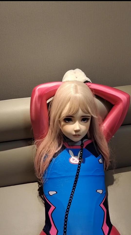 kigurumi捆绑沙发放置折磨强高训练1 【醒目】头壳和脸部间有空隙，保证安全～）星河被主人捆绑固定在沙发上动弹不得，穿着紧身衣戴着项圈等待主人的惩罚，这次的惩罚项目非常的刺激哦，虽然只有短短的20分钟却让星河痛苦不已。分成两集发啦，这是上集~(来自南京的萌新刚刚入坑，是m哦，喜欢胶衣，kig，bdsm，寻找同好一起玩耍拍视频，有经验的s更好啦，有兴趣的可以加Q204887249，希望大家多多支持，今后会推出更加精彩的视频哦～)