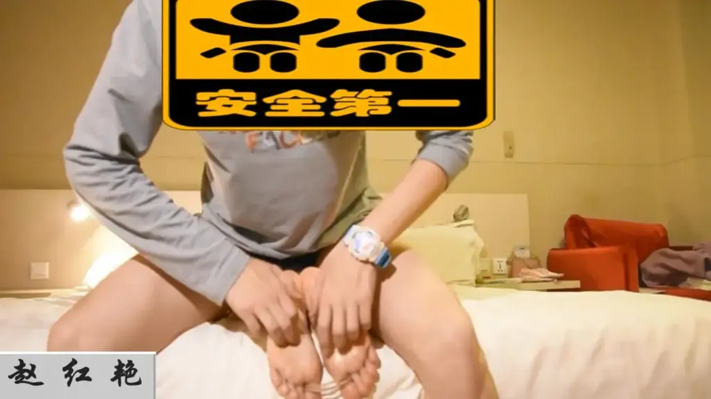 捆绑挠卫校妹子脚 妹子被kb挠痒 创作：刘奶罩3 <span style='color:#b0b0b0;'>[隐藏文字，购买后可见]</span>