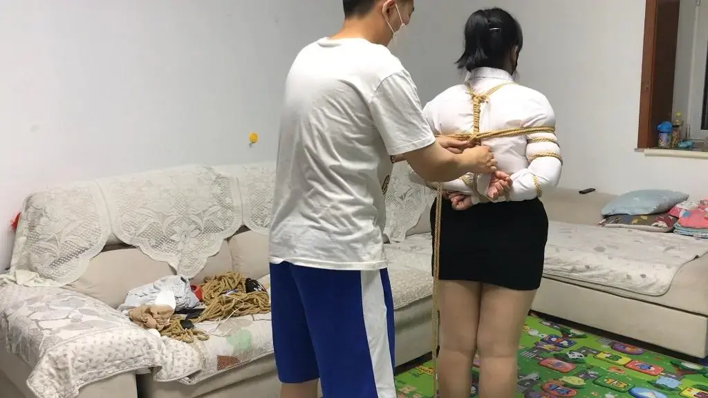丝袜高跟驷马   pao机开整 陶冶情操的时间到，丝袜高跟驷马，炮机开整，堵嘴之后，那就听话了，突然玩的正嗨的时候，不小心碰了一下插座，结果家里的电突然停了，本来想拍完之后再去看一下电闸怎么回事的，抹黑也要继续，但是准备的炮击就没法用了，只能先拿棒棒给她爽着，安抚下情绪，乘机来了一小会儿无光源放置，又去楼下电闸控制室解决了一下，回来继续爽起来，炮机搞起来，说的不生动，视频更有看点<br>招兼职女绳模，欢迎定拍交流 qq 1547839110<br>另外山东潍坊地区招收兼职女绳模，女M 同好 素质交流，可接受视频语音双向调教<br>出售原味衣物 可乐inrey