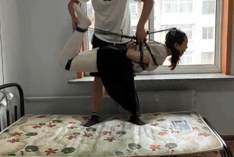 玩奴原创之床完全砸断！白丝瑞婷妹的多次驷马重摔实验，直至砸断，激烈挣扎！刺激度拉满!交流购约绑教程请加1152327635。 解压密码<span style='color:#b0b0b0;'>[隐藏文字，购买后可见]</span>感谢各位同好对博主的支持！其实很多同好问我之前工作室的床哪里去了，博主一直没说。其实床在博主的一次实验中被妹子砸断了！直接报废！首先把妹子超紧驷马绑好之后，戴上马具口球防止她说话,接着摔就行了，博主还尝试了阳台侧摔，非常刺激！这应该是博主摔妹系列的[X_X]了，最后附上妹子激烈挣扎从床上跌落的刺激镜头，敬请欣赏！<br>另外为了方便各位同好约绑，博主最近推出了一个非常详细的约绑教程。里面有非常详细的从零基础开始教大家如何认识妹子，如何与妹子沟通等等。非常的实用，有兴趣的各位同好加1152327635咨询，备用805351328。<br>目前博主已经出了五个系列，分别是绝对真实调教系列，真实约拍系列，口水囚徒系列，紧缚实验室系列，美人小舔犬系列以及最新出的高颜值系列都非常精彩，各种元素满满，希望各位同好多多支持！<br>推特可以关注浅神。本频道提倡健康积极的绳艺亚文化，目的是给生活增添一些情趣，谢谢大家。备用联系方式qq805351328。<br>下载操作：<br>1、电脑下载<br>2、解压<br>3、将压缩包内rar文件名后缀修改为mp4。<br>