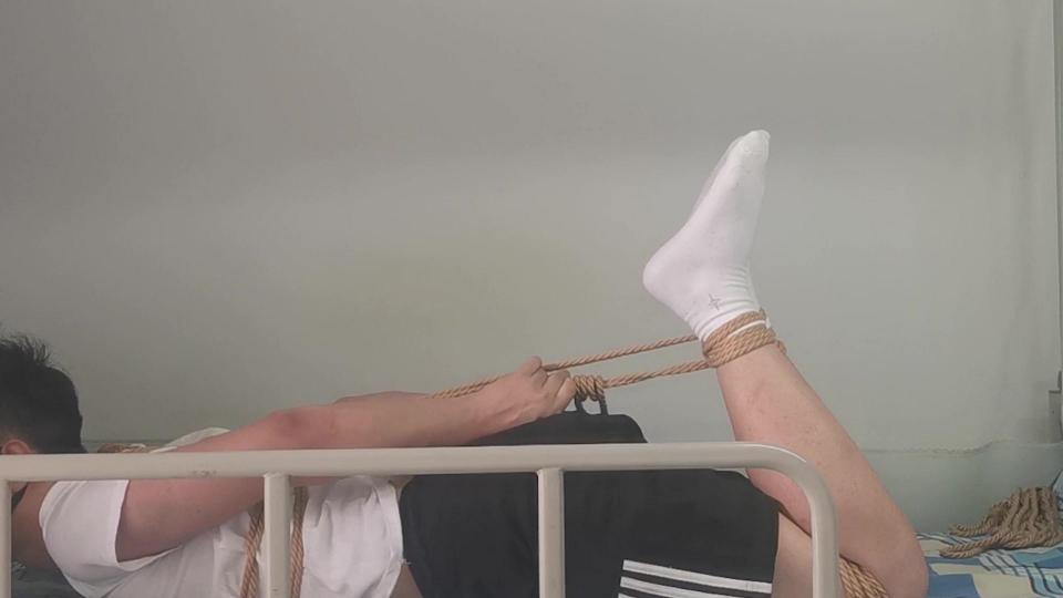 男孩子宿舍简单驷马自缚，光脚和白袜都有哦 男生警告！不喜勿入！<br>终于考完期末考试了，简单自己玩一下~<br>这次没有穿女装，就不漏脸了，自己绑的驷马也有点紧，挣扎了一会就累了<br>欢迎同好一起交流，约拍定拍也可 qq：<span style='color:#b0b0b0;'>[隐藏文字，购买后可见]</span><br>
