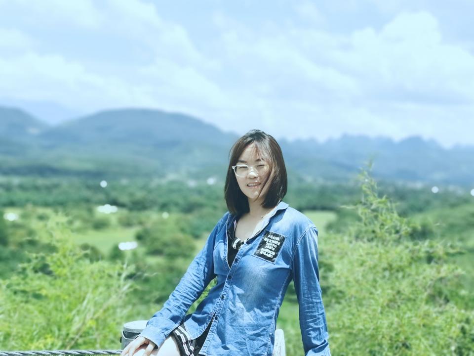 【树林里的激情】 户外，强制虐乳，[X_X]强高，[X_X]内置小树林行走，日式乱绑，诱惑制服，丝袜，凌辱鞭打，挠痒，树枝挑逗<br>    天气炎热，最适合钻小树林，予婕的第一次户外调教，那种害怕被人发现又刺激的感觉一直都挥之不去，到的时候遇到了两个大叔，予婕就犹豫要不要拍，一顿鼓励之后，就直接被绑在了树上，由于树皮太粗糙，手被磨的伤痕累累，小羽毛挠痒，[X_X]强高，娇喘连连，内置的td，一步一步的走着，在td的刺激下走路变得很艰难，每走几步就要停下来自己抚摸一会才能继续，羞辱感随之而来，真的是虫鸣声，鸟叫声，呻吟声，声声入耳，刺激感十足，惊喜不断。<br><br>相关拍摄服装和定制原味，联系我QQ:1032279103     微信：LXM52016898<br><br>作品私人定制、模特原味丝袜出售等，另外本店招募同好合作伙伴。