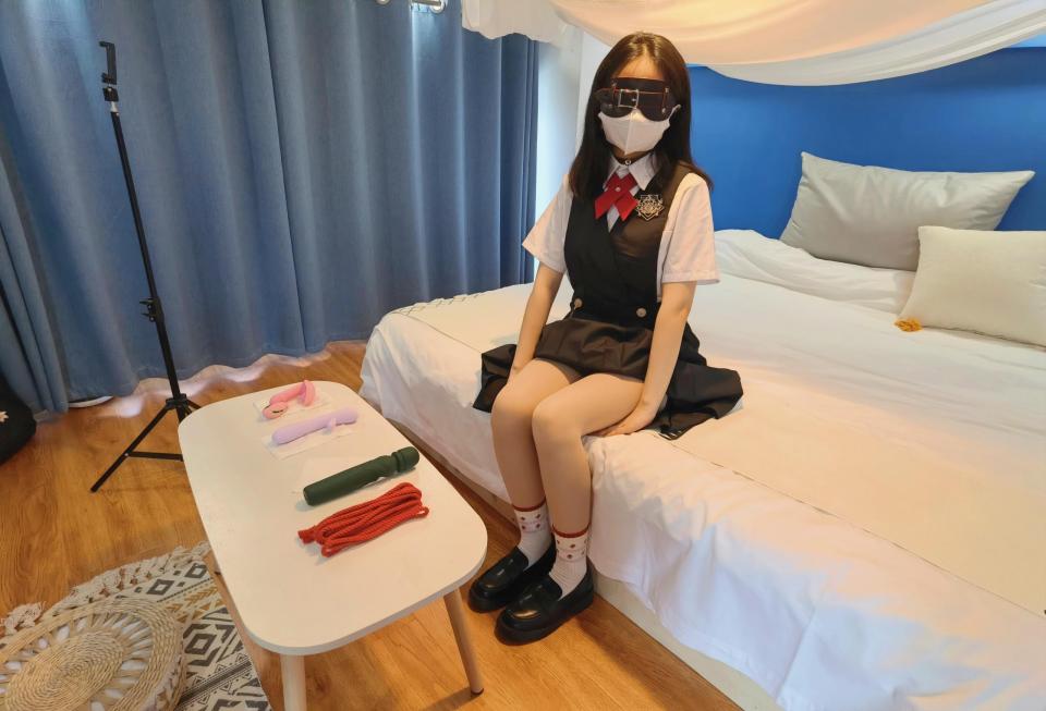 [西瓜中间最好吃] XG-sm04~ 预告预告 正片已经发布 肉丝无内JK X入式遥控[X_X] X入式ZDB [X_X]失禁~~<br>第一次体验这种[X_X]式的玩具，只能用“绝望”和“无助“来形容我的处境...<br>这是一个预告预告 正片已经发布了哦<span style='color:#b0b0b0;'>[隐藏文字，购买后可见]</span>