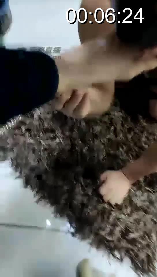 【天使S】调教爱舔脚的狗，真下贱 原创作者：天使S<br>天使S裸足调教小狗 捏小狗的乳晶莹玉润的脚趾染成红色显得分外妖娆 小狗非常渴望吃上一口