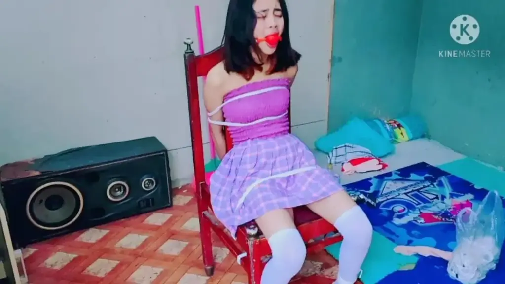 流口水系列“湿绳戏”演员被绑在椅子上，嘴巴被迫不停地流口水。 第一个演员被绑在椅子上，嘴巴被球盖住。 如果他想被释放，他被迫流口水5分钟。 演员不停地流口水，直到衣服都湿透了。<br><br>第二个演员被绑成青蛙式，嘴里布满了球，他也被迫流口水，弄湿了她漂亮的裙子。